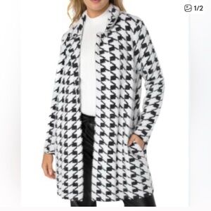 Chic Black and White Women's Houndstooth Cape